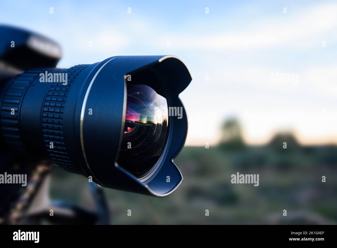 Gros plan sur l'objectif Fisheye de l'appareil photo reflex numérique Banque D'Images
