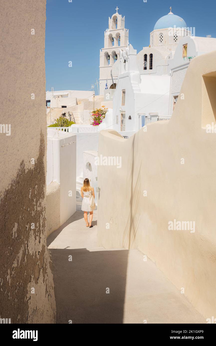 Une jeune femme blonde touristique explore les rues traditionnelles de la vieille ville dans le village pittoresque et charmant de Pyrgos Kallistis vers avec l'Agia Theo Banque D'Images