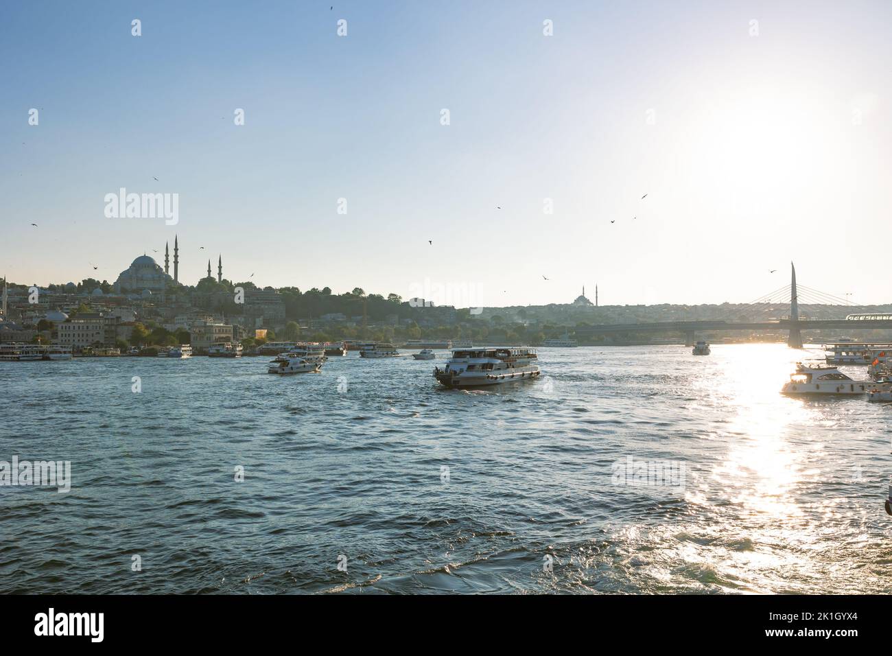 Vue sur Istanbul. La Corne d'Or et la Mosquée Suleymaniye au coucher du soleil avec les ferries. Istanbul Turquie - 8.20.2022 Banque D'Images