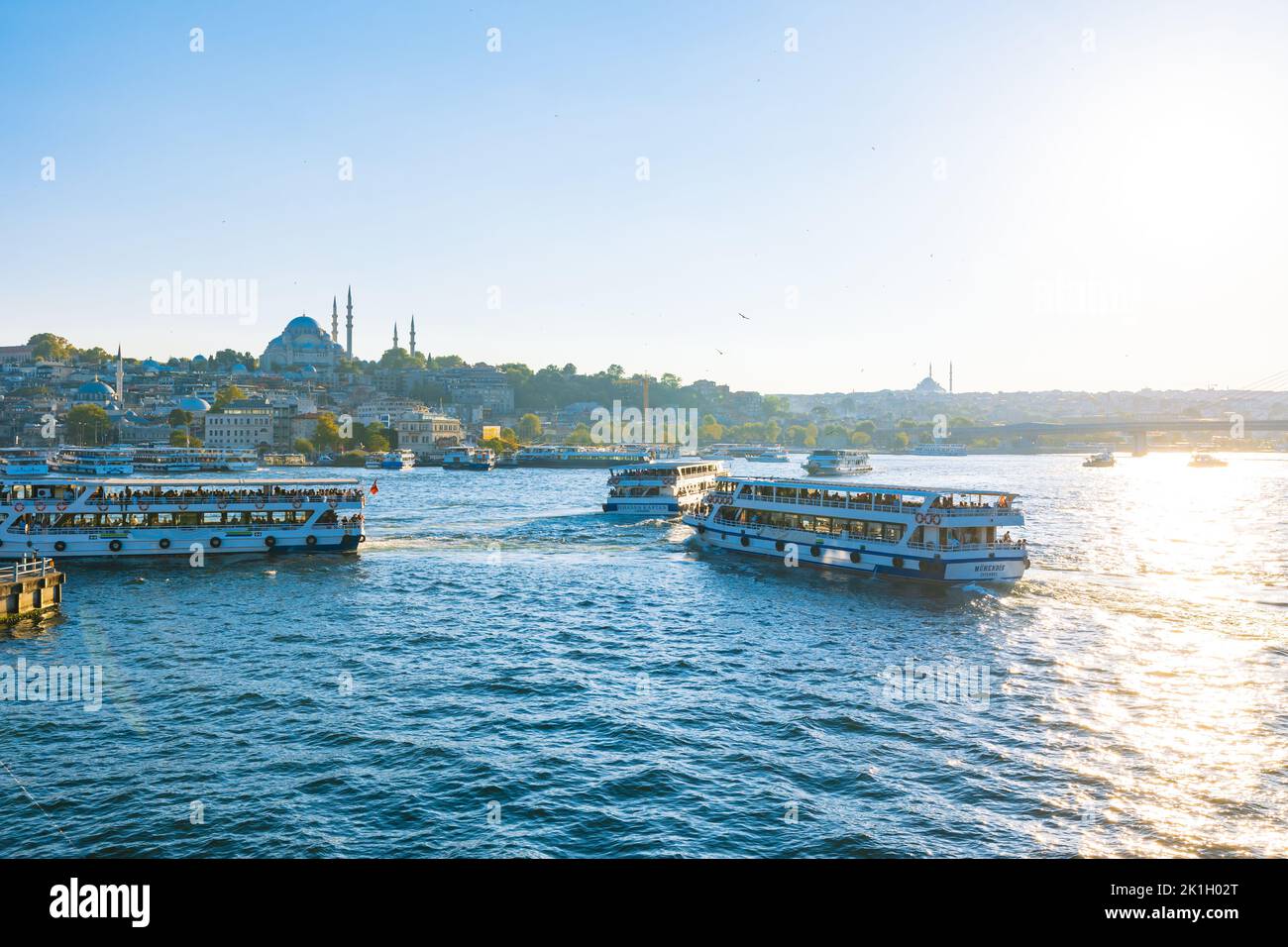 Vue sur Istanbul depuis le pont de Galata. Ferries sur la Corne d'Or et la mosquée Suleymaniye au coucher du soleil en été. Istanbul Turquie - 8.20.2022 Banque D'Images