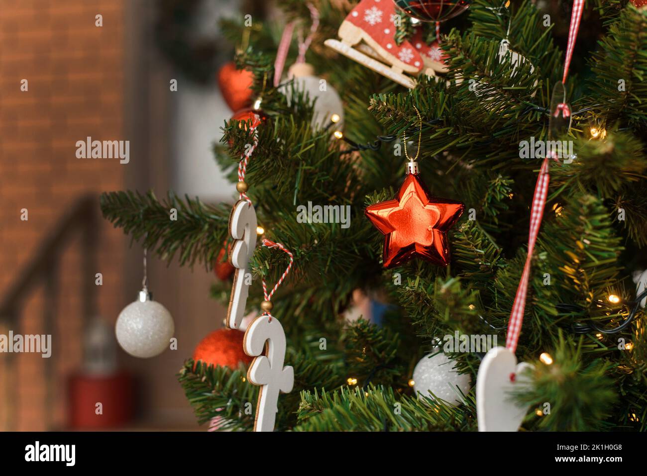 Ornement sous forme d'étoile sur l'arbre de Noël à la maison. Espace de copie. Arbre de Noël au porche de la maison Banque D'Images