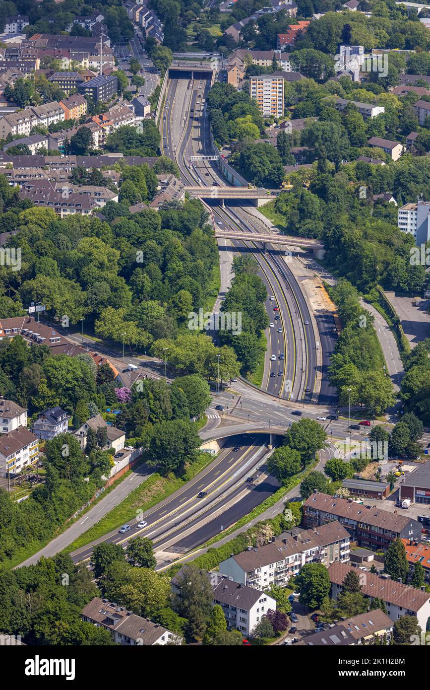 Vue aérienne, autoroute A52 avec intersection de la route fédérale B227 de Ruhrallee, Bergerhausen, Essen, région de la Ruhr, Rhénanie-du-Nord-Westphalie, Allemagne, Freeway A52, Banque D'Images