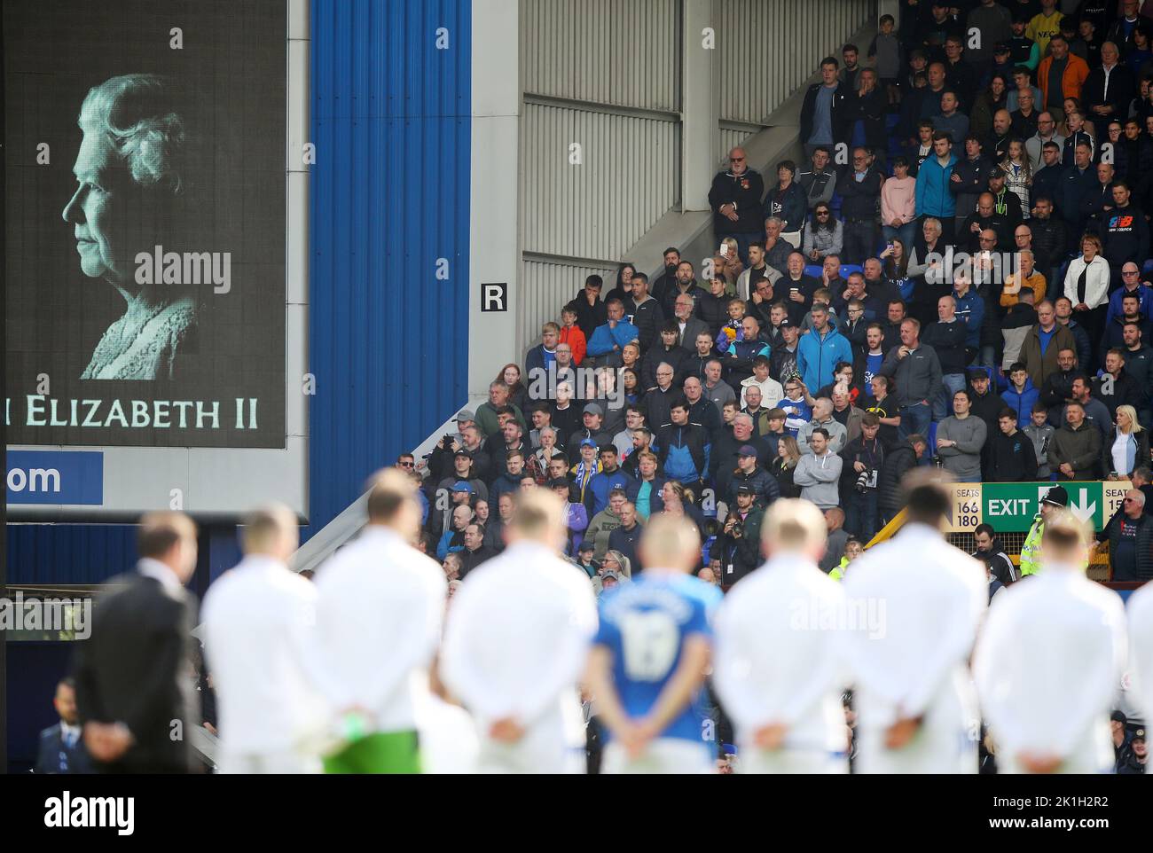 Liverpool, Angleterre, le 18th septembre 2022. Les joueurs et les officiels se tiennent en silence à la mémoire de la reine Elizabeth II lors du match de la Premier League à Goodison Park, Liverpool. Le crédit photo devrait se lire: Lexy Ilsley / Sportimage Banque D'Images