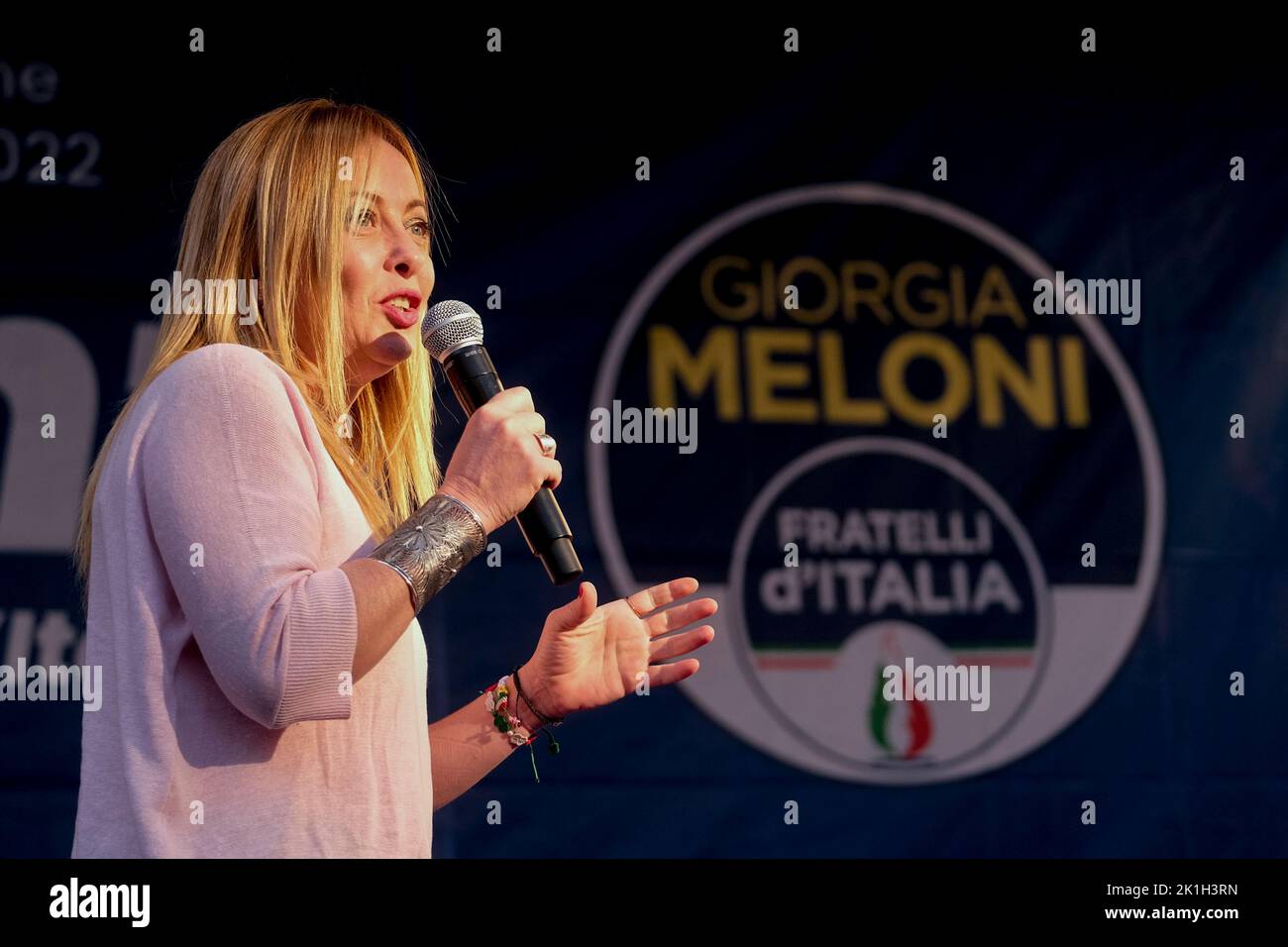 La secrétaire Giorgia Meloni parle lors d'une tournée de réunion électorale du parti Fratelli d'italia vers le vote du 25 septembre. Banque D'Images