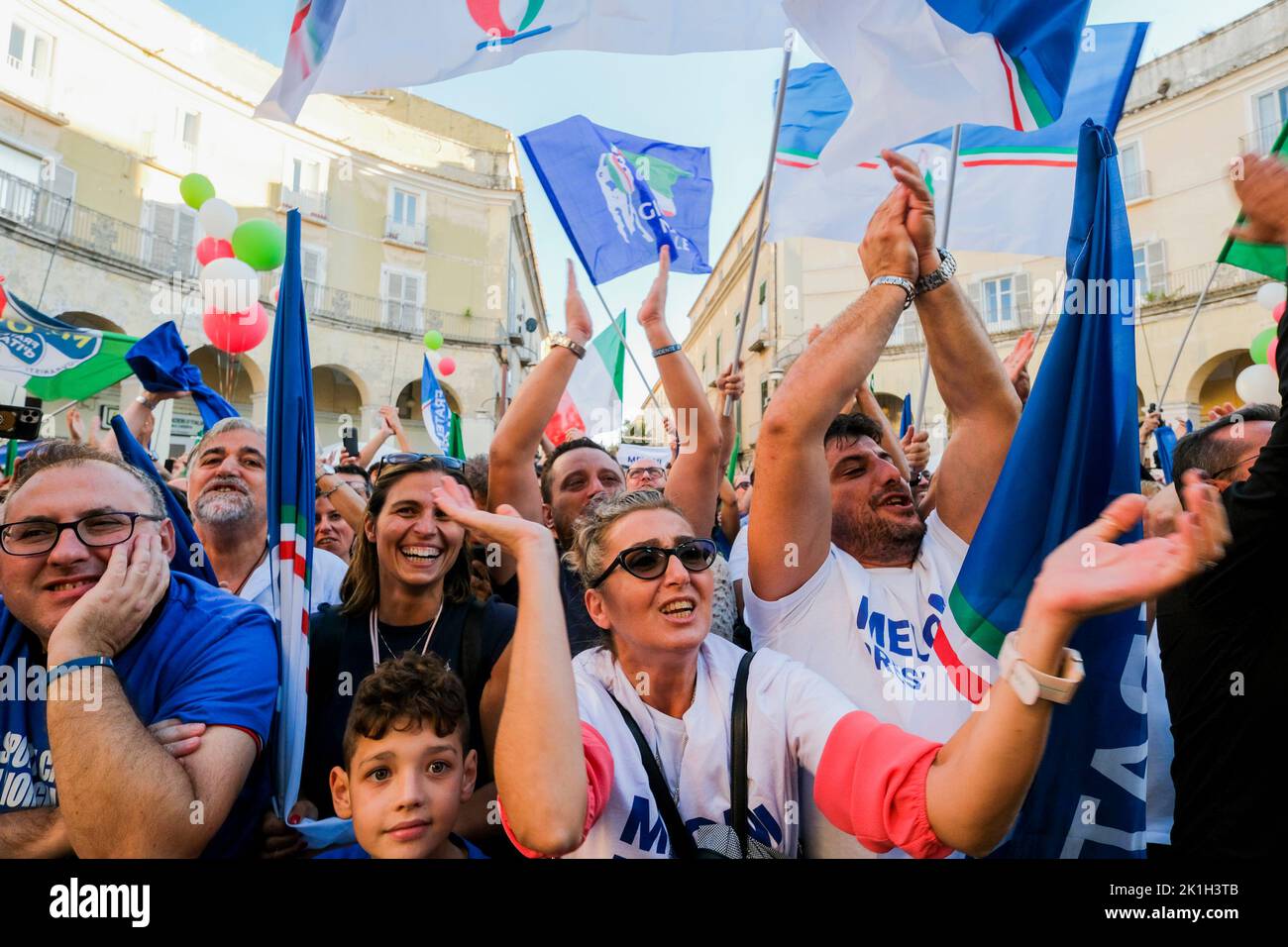 Les partisans applaudissent lors de la tournée électorale du parti Fratelli d'italia vers le vote du 25 septembre. Banque D'Images