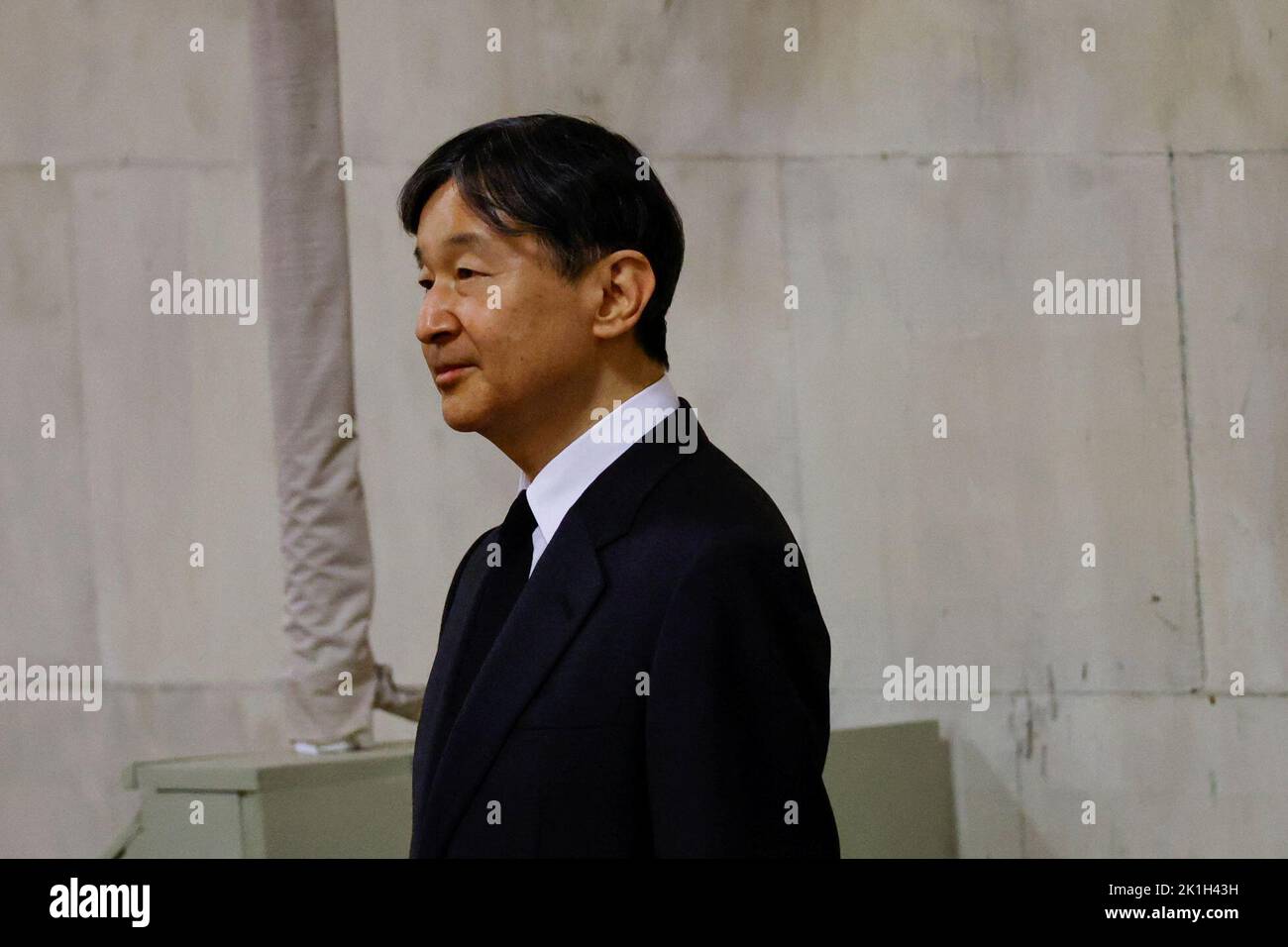 L'empereur du Japon Naruhito voit le cercueil de la reine Elizabeth II, situé dans l'état sur la catafalque dans le Westminster Hall, au Palais de Westminster, Londres. Date de la photo: Dimanche 18 septembre 2022. Banque D'Images