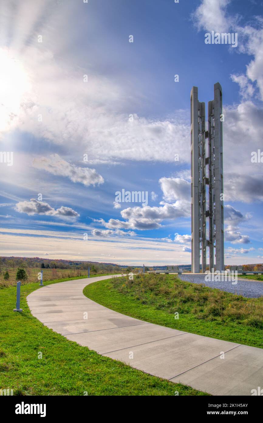 Le soleil du matin forme une étoile derrière la Tour des voix et sa passerelle au Mémorial du vol 93 de 11 septembre à Stoystown, en Pennsylvanie. Banque D'Images