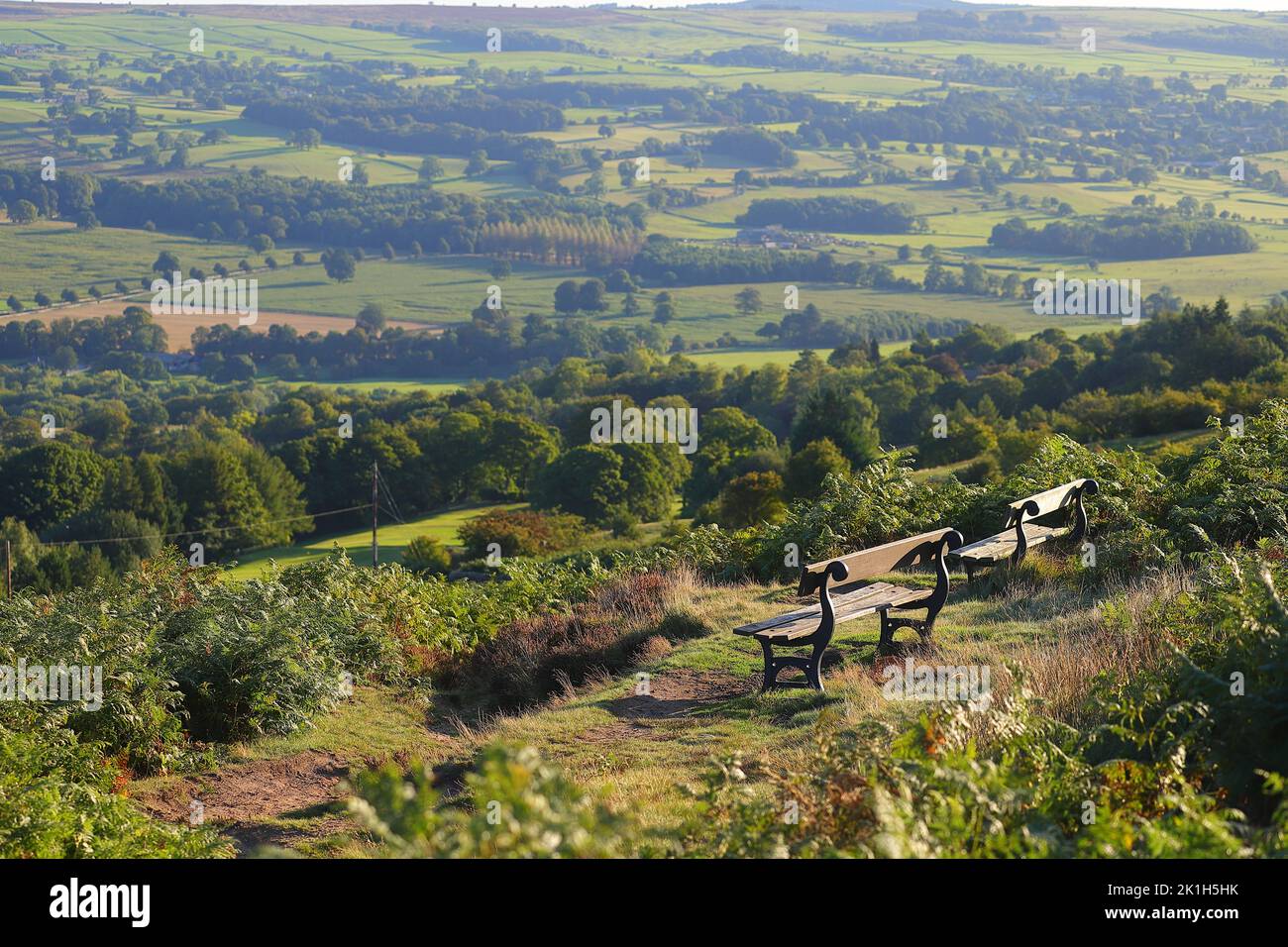 Bancs placés à un point de vue sur Ilkley Moor dans West Yorkshire, Royaume-Uni Banque D'Images