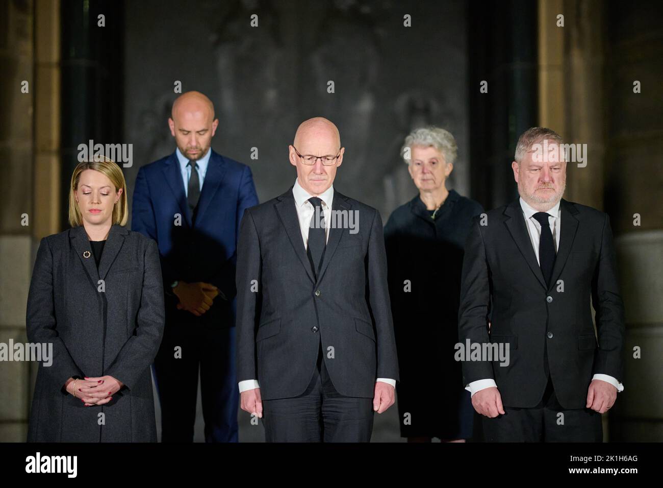 Edinburgh, Écosse, Royaume-Uni, 18 septembre 2022. Le moment national de la réflexion avec Jenny Gilruth, les politiciens du Parti national écossais, John Swinney et Angus Robertson à la maison de St Andrew, tenant un silence d'une minute après la mort de sa Majesté la reine Elizabeth II crédit sst/alamy Live news Banque D'Images