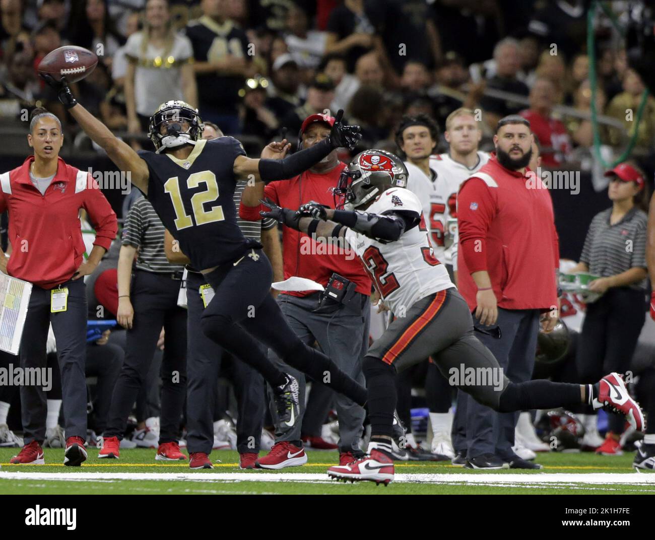 Jameis Winston (2) passe devant le grand receveur Chris Olave (12) au Caesars Superdome de la Nouvelle-Orléans vendredi, 18 septembre 2022. Mike Edwards (32) se défend sur la pièce. Photo de AJ Sisco/UPI. Banque D'Images