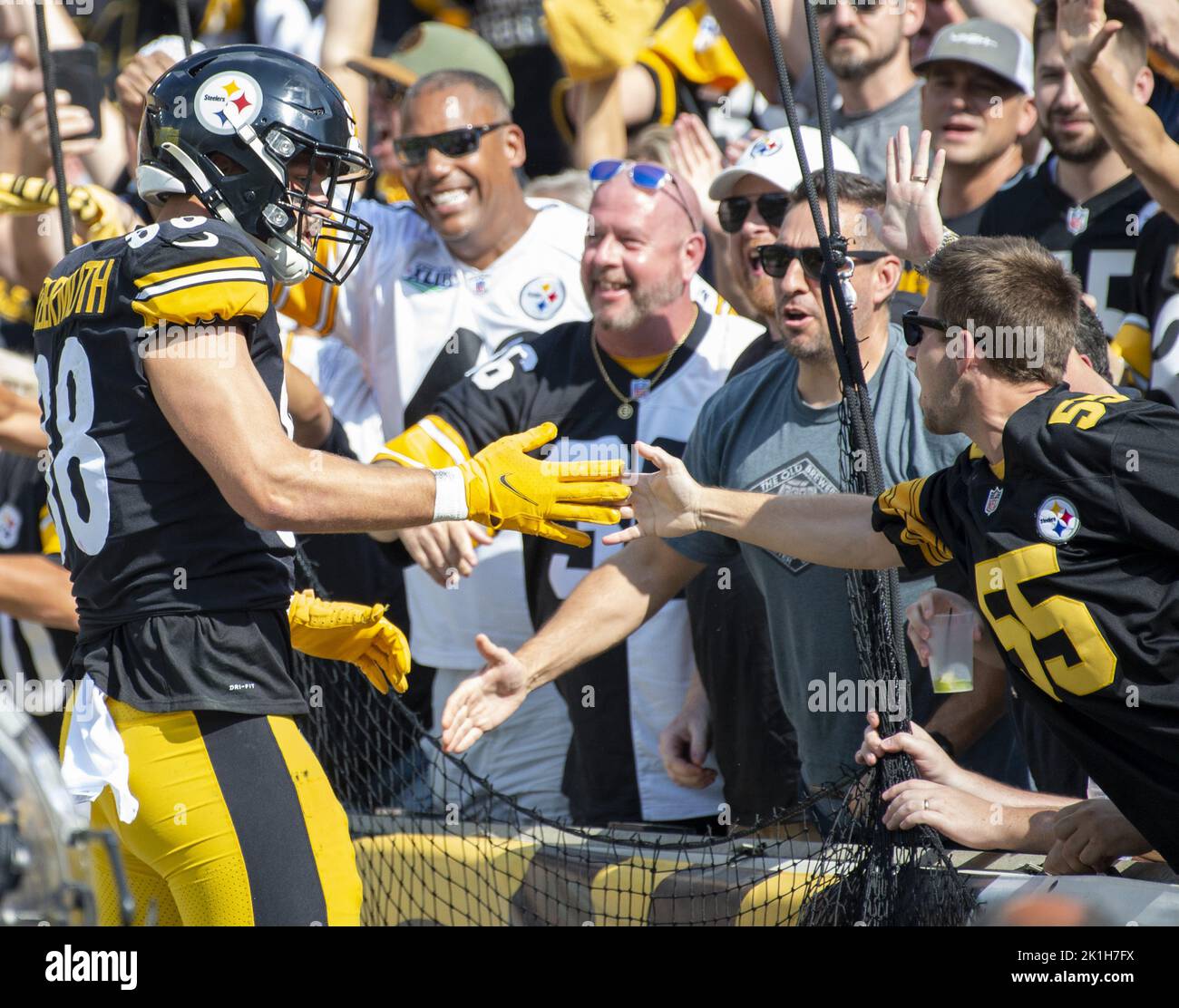 Steelers de Pittsburgh Tight End Pat Freiermuth (88) célèbre son contact avec les fans lors du quatrième trimestre de la victoire des Patriots de la Nouvelle-Angleterre 17-14 au stade d'Acrisure le dimanche, 18 septembre 2022 à Pittsburgh photo par Archie Carpenter/UPI Banque D'Images