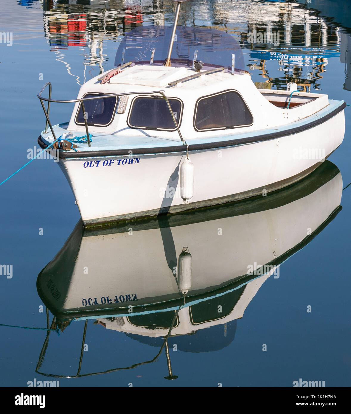 Réflexions du bateau dans une eau plate et calme Banque D'Images