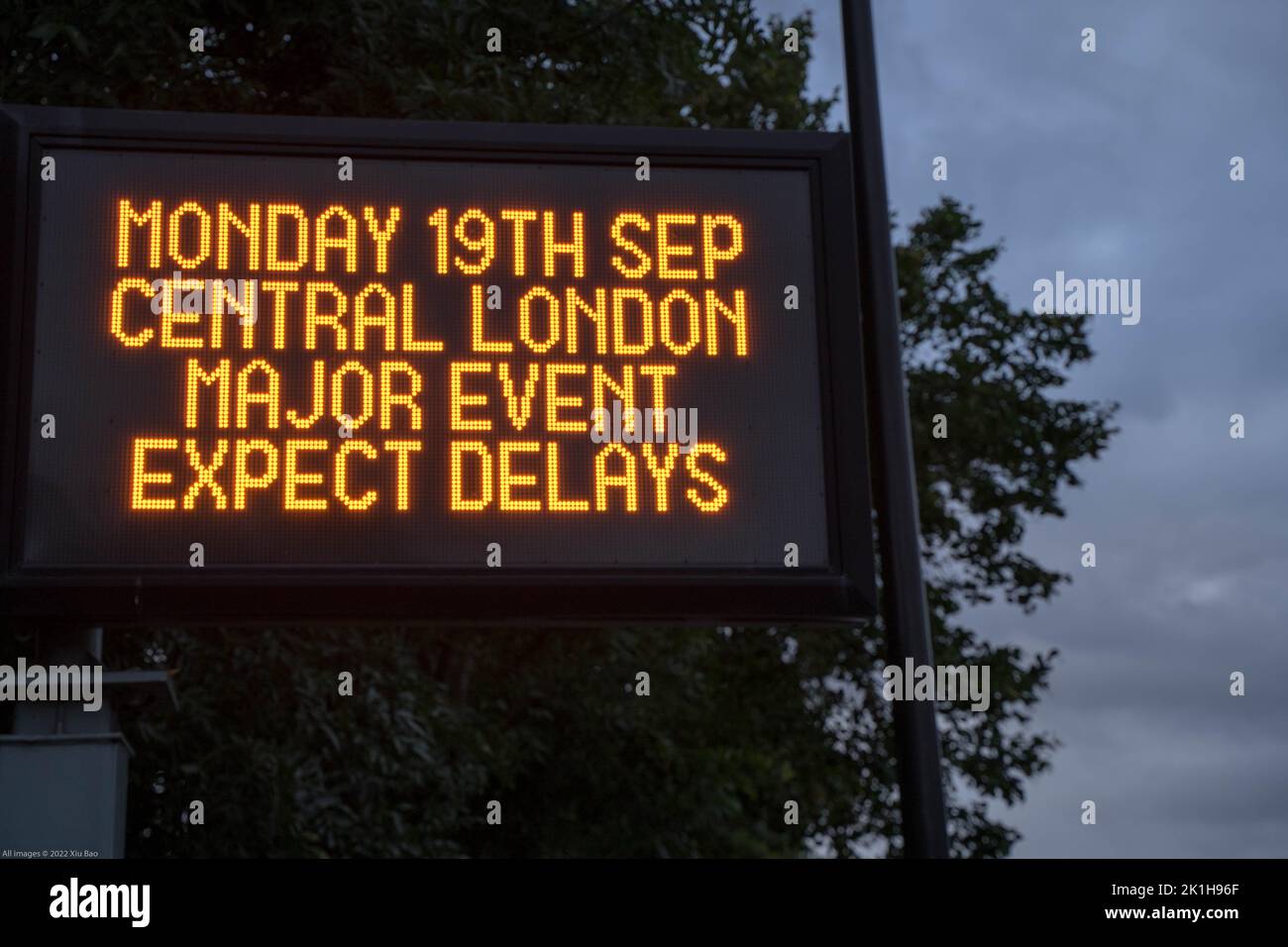 Londres, Royaume-Uni, 18th septembre 2022. Le panneau d'avertissement de circulation a été exposé à travers Londres en préparation de la route funéraire de la reine de demain, du centre de Londres à la chapelle St George. Au château de Windsor. La reine Elizabeth II meurt paisiblement, à l'âge de 96 ans après 70 ans sur le trône, à Balmoral, le 8th septembre 2022. Credit: Xiu Bao/Alamy Live News Banque D'Images
