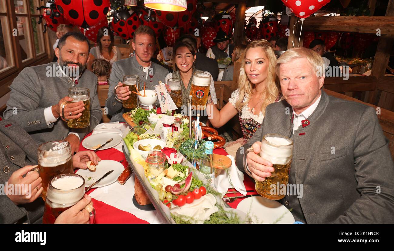 Munich, Allemagne 18.09.2022, football. L'équipe du FC Bayern Muenchen visite l'Oktoberfest - de gauche à droite: le directeur Hasan Salihamidzic, l'entraîneur Julian Nagelsmann avec la petite amie Lena Wurzenberger, Oliver Kahn (à droite) avec la femme Svenja (2nd de droite). Le tout de mauvaise humeur après un mauvais début de saison Banque D'Images