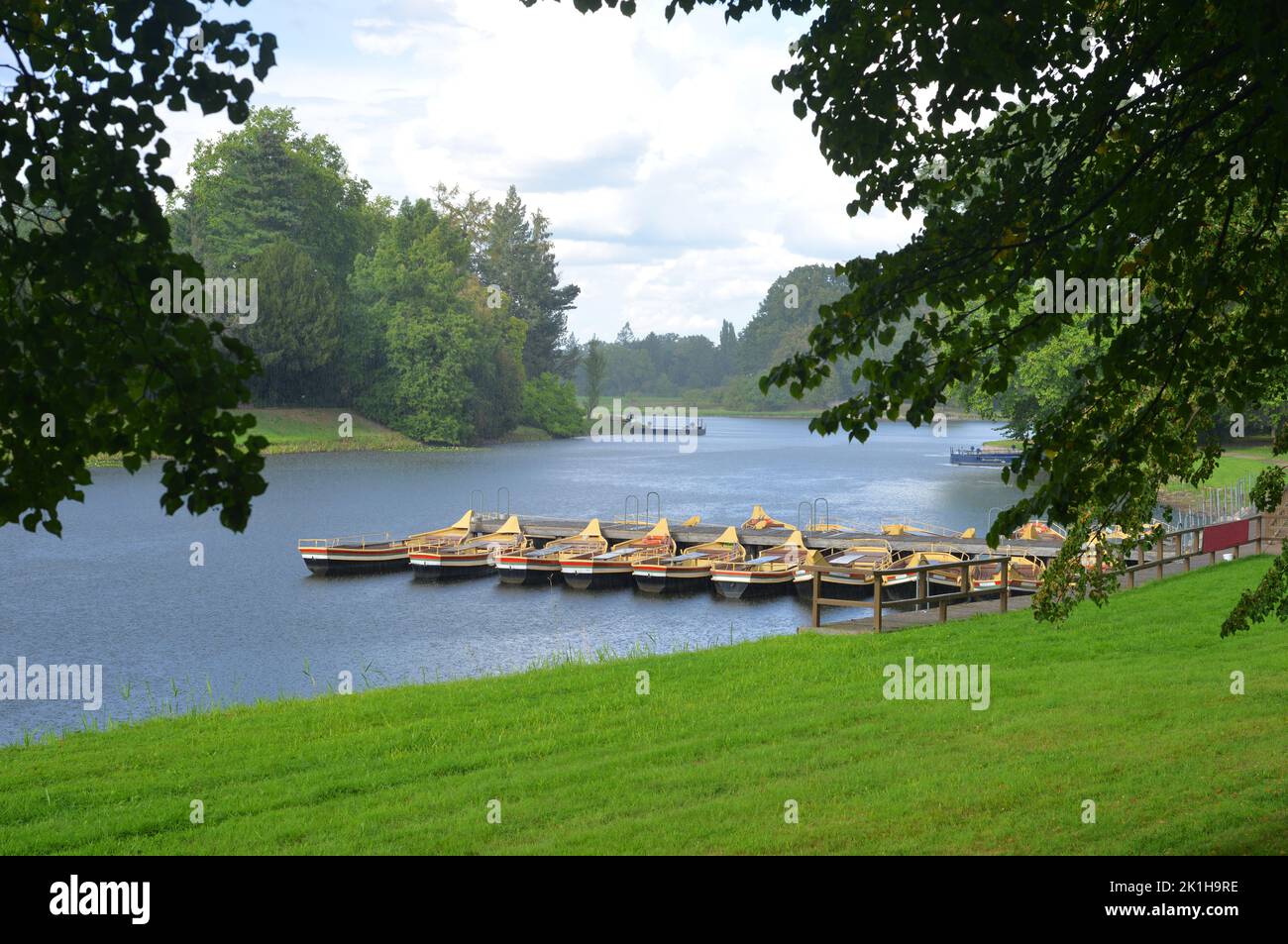 Woerlitz, parc et jardin Paysage avec des bateaux et des ferrys vintage sous une courte pluie d'été Banque D'Images