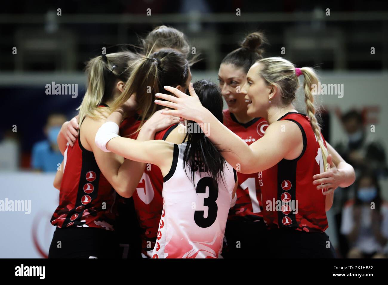 ISTANBUL, TURQUIE - 13 JANVIER 2022 : les joueurs de Turk Hava Yollari célèbrent le point de score lors du match des femmes de la coupe turque de Kuzeyboru dans le sport de Burhan Felek Banque D'Images