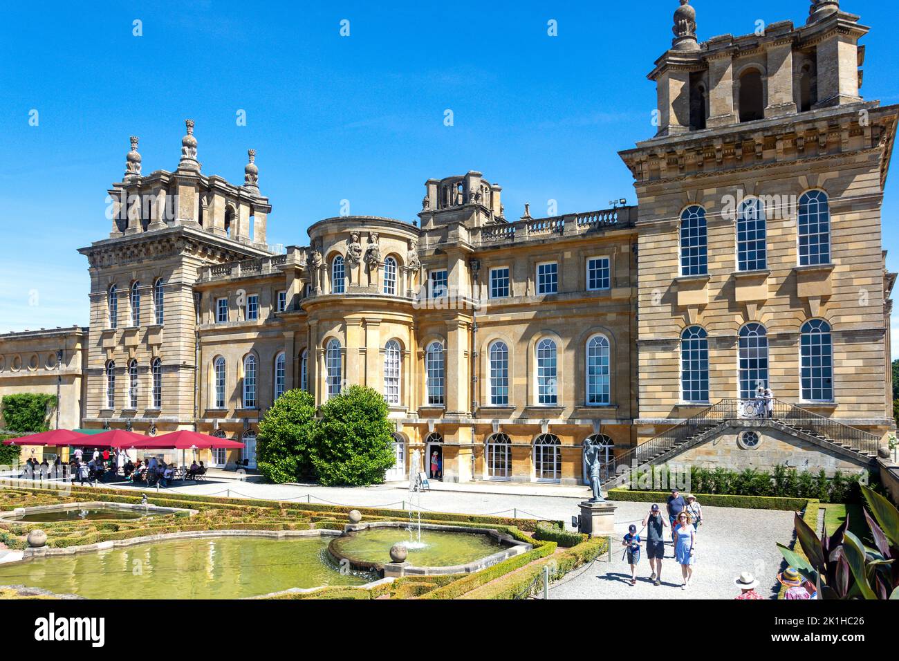 Vue sur le palais depuis les jardins aquatiques, Blenheim Palace, Woodstock, Oxfordshire, Angleterre, Royaume-Uni Banque D'Images