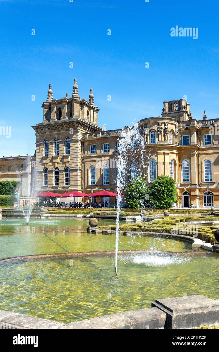 Vue sur le palais depuis les jardins aquatiques, Blenheim Palace, Woodstock, Oxfordshire, Angleterre, Royaume-Uni Banque D'Images