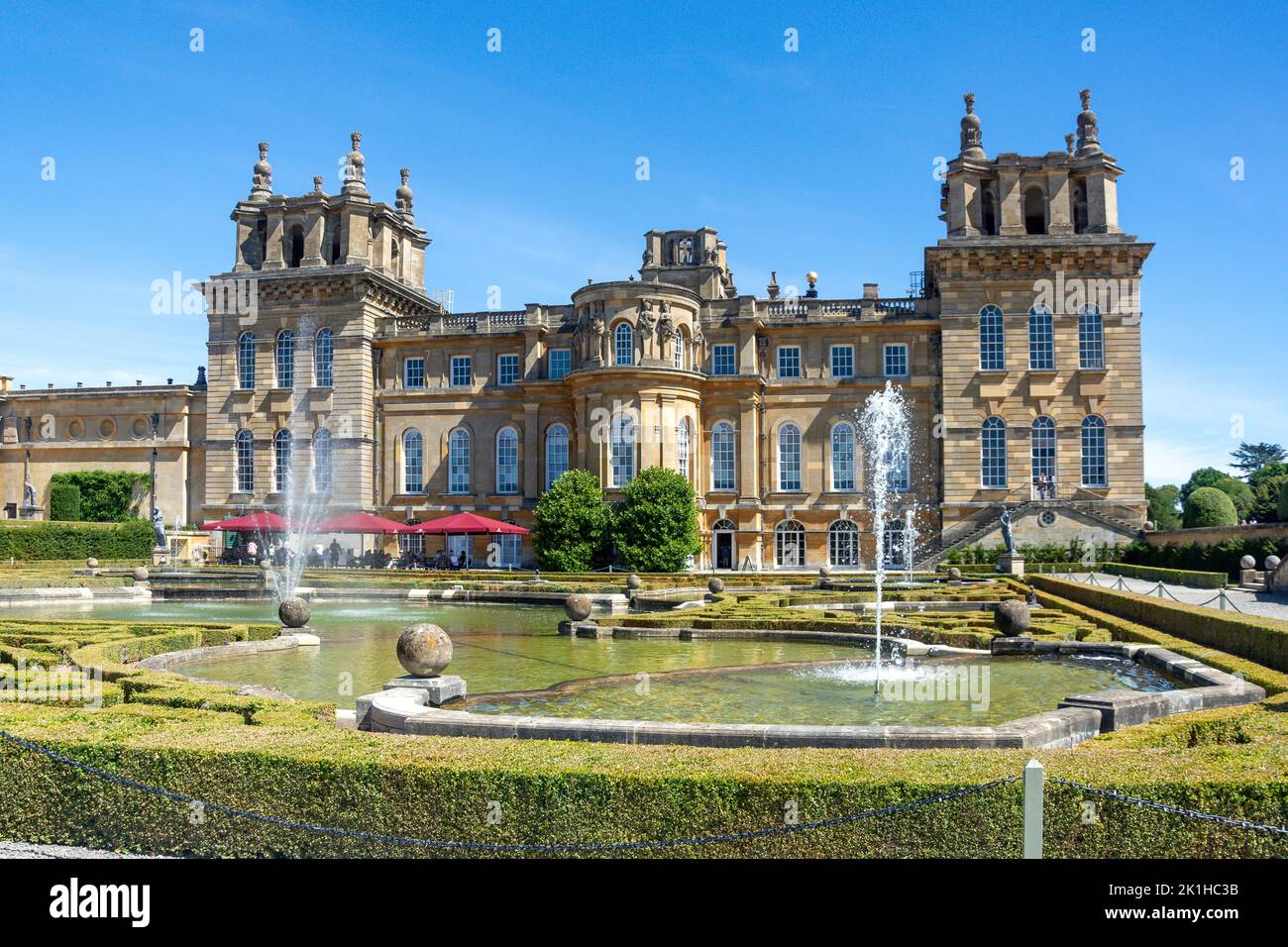 Vue sur le palais depuis les jardins aquatiques, Blenheim Palace, Woodstock, Oxfordshire, Angleterre, Royaume-Uni Banque D'Images