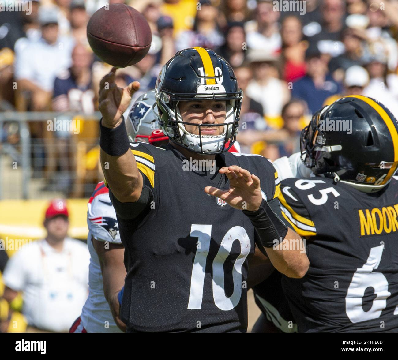 Pittsburgh, États-Unis. 18th septembre 2022. Le quarterback des Steelers de Pittsburgh Mitch Trubisky (10) se lance à droite pendant le troisième trimestre de la victoire des Patriots de la Nouvelle-Angleterre 17-14 au stade de l'Acure, dimanche, 18 septembre 2022 à Pittsburgh. Photo par Archie Carpenter/UPI crédit: UPI/Alay Live News Banque D'Images