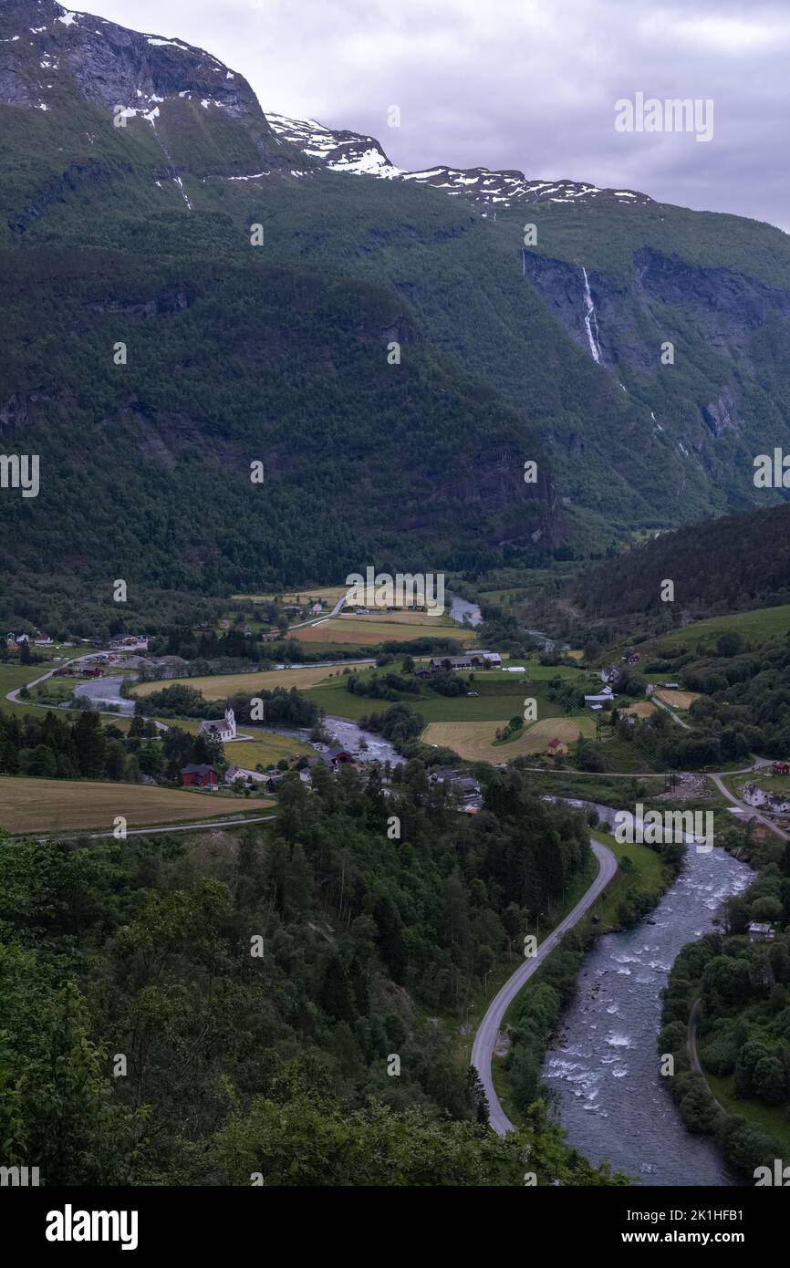 Paysages merveilleux en Norvège. Inlandet. Magnifique paysage du village de Fortun depuis la route pittoresque de Sognefjellet. Montagnes escarpées, cascade Banque D'Images