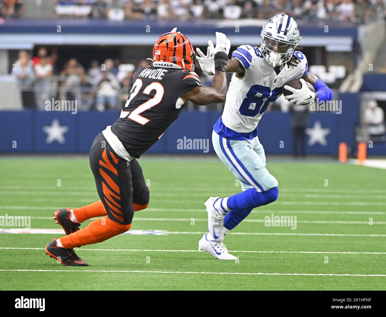 Arlington, États-Unis. 18th septembre 2022. Les cowboys de Dallas CeeDee Lamb se disputent les Bengals de Cincinnati Chidobe Awuzie lors de leur match NFL au STADE AT&T d'Arlington, Texas, dimanche, 18 septembre 2022. Photo de Ian Halperin/UPI crédit: UPI/Alay Live News Banque D'Images