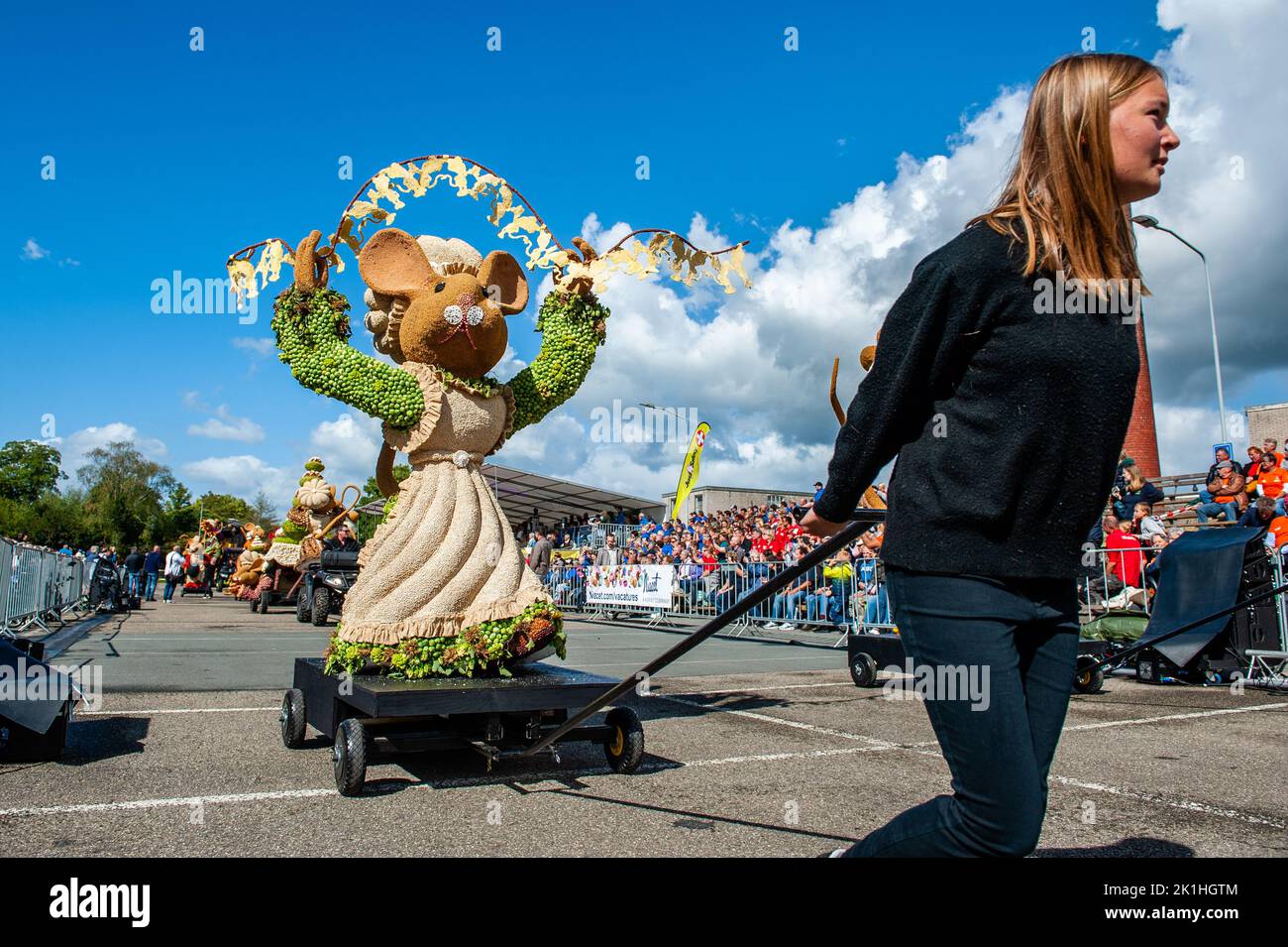 Tiel, pays-Bas. 17th septembre 2022. Une femme tire un des fruits de la souris flotte. Le Fruitcorso à Tiel est un événement annuel composé d'un défilé de fruits avec des flotteurs couverts de fruits, de légumes, et de graines, créant des dessins spectaculaires et magnifiques. L'événement attire plus de 80 000 000 visiteurs chaque année et a été ajouté à la liste de renommée mondiale de l'UNESCO en 2021. Cette année, le défilé était composé de onze grands chars de parade, plus six flotteurs pour jeunes. (Photo par Ana Fernandez/SOPA Images/Sipa USA) Credit: SIPA USA/Alay Live News Banque D'Images