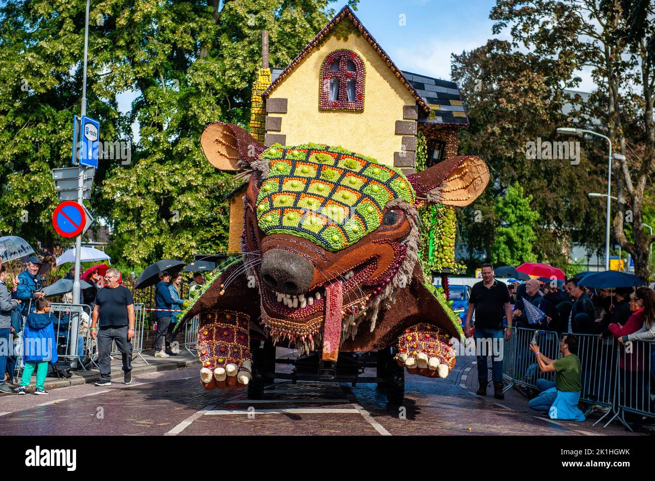 Tiel, pays-Bas. 17th septembre 2022. Une flotteurs de fruits est vue en prenant les rues pour divertir le public. Le Fruitcorso à Tiel est un événement annuel composé d'un défilé de fruits avec des flotteurs couverts de fruits, de légumes, et de graines, créant des dessins spectaculaires et magnifiques. L'événement attire plus de 80 000 000 visiteurs chaque année et a été ajouté à la liste de renommée mondiale de l'UNESCO en 2021. Cette année, le défilé était composé de onze grands chars de parade, plus six flotteurs pour jeunes. (Photo par Ana Fernandez/SOPA Images/Sipa USA) Credit: SIPA USA/Alay Live News Banque D'Images