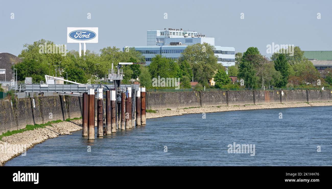 Cologne, Allemagne - 03 mai 2022 : la compagnie automobile ford sur le rhin à cologne Banque D'Images