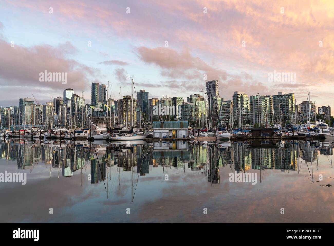 Vue splendide sur les gratte-ciel de Vancouver dans le port de Vancouver au coucher du soleil depuis le parc Stanley. Banque D'Images