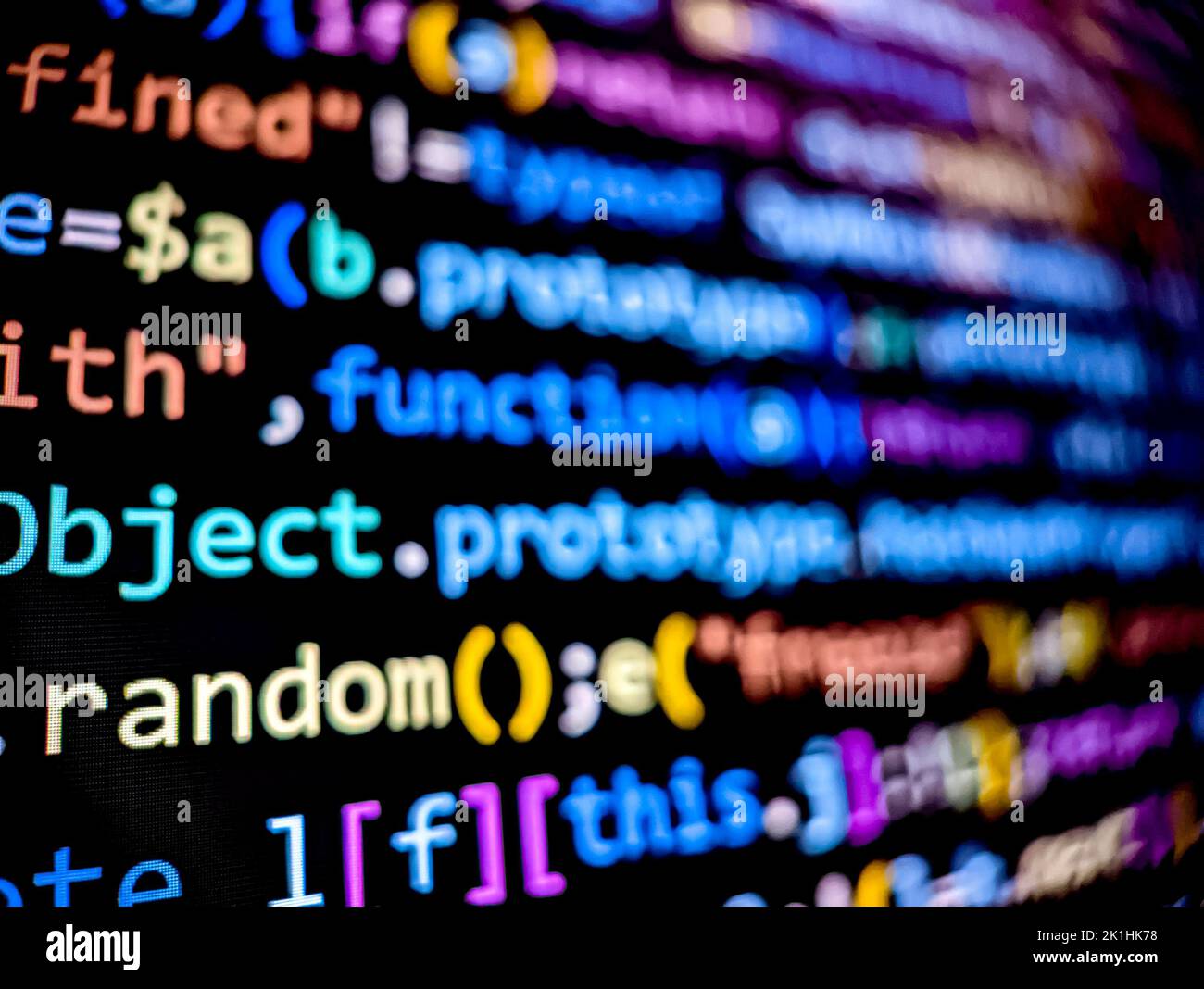 Lignes pixélisées de code d'ordinateur affichées sur un écran numérique avec effet de flou d'arrière-plan Banque D'Images