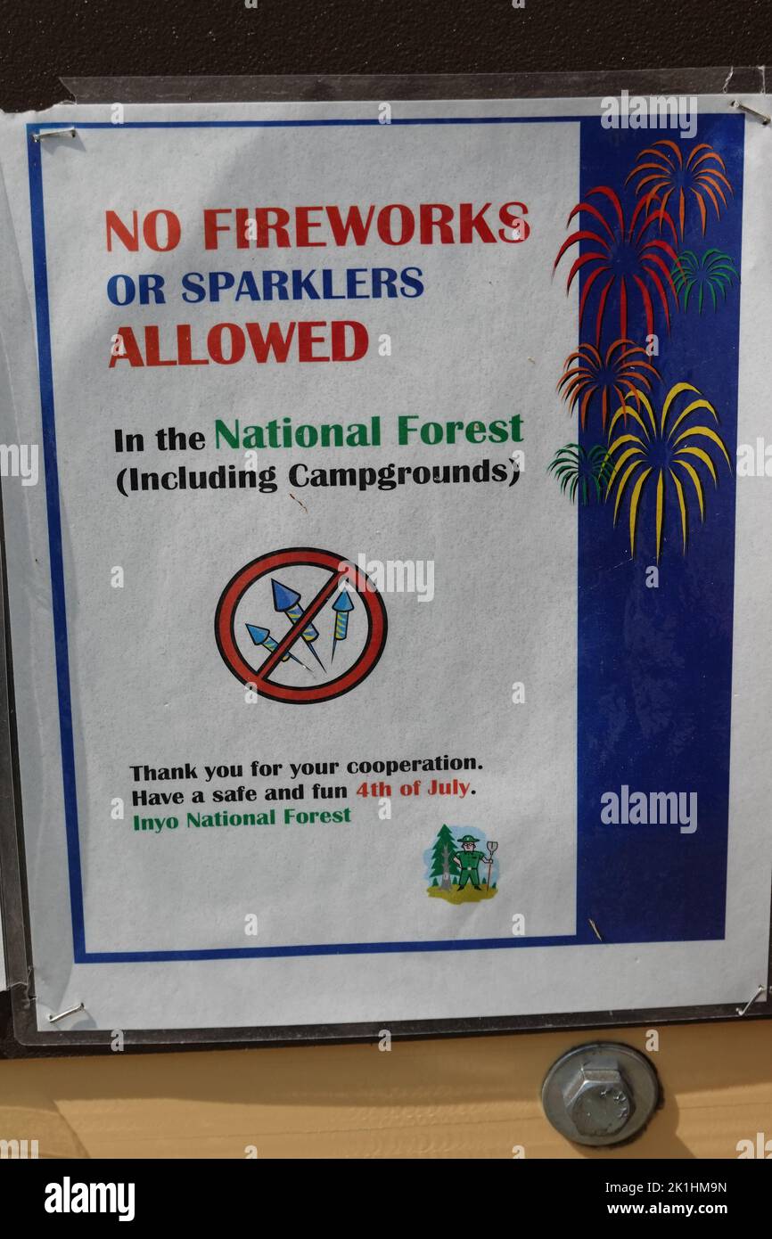 Prévention des incendies de forêt. Pas de feux d'artifice ou de feux d'artifice autorisés dans la forêt nationale Inyo Californie , Etats-Unis Banque D'Images