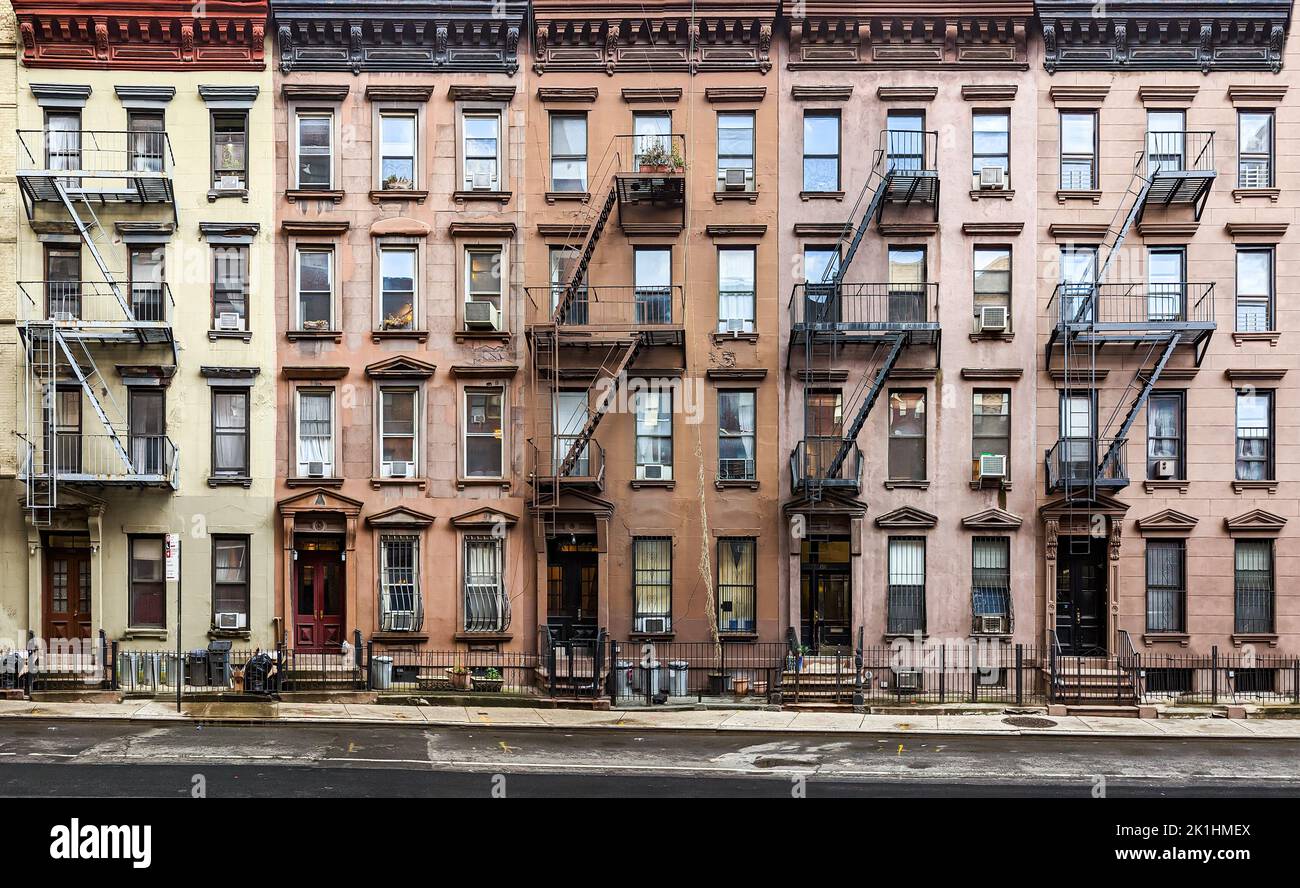 Bloc de bâtiments historiques d'appartements bondés ensemble sur West 49th Street dans le quartier Hell's Kitchen de New York City NYC Banque D'Images