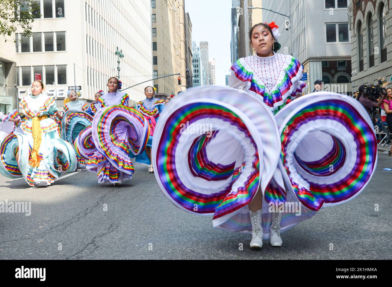 New York, New York, États-Unis. 18th septembre 2022. Les participants effectuent des danses folkloriques traditionnelles le long de Madison Avenue, à New York, lors de la parade de la fête mexicaine. (Credit image: © Ryan Rahman/Pacific Press via ZUMA Press Wire) Credit: ZUMA Press, Inc./Alamy Live News Banque D'Images