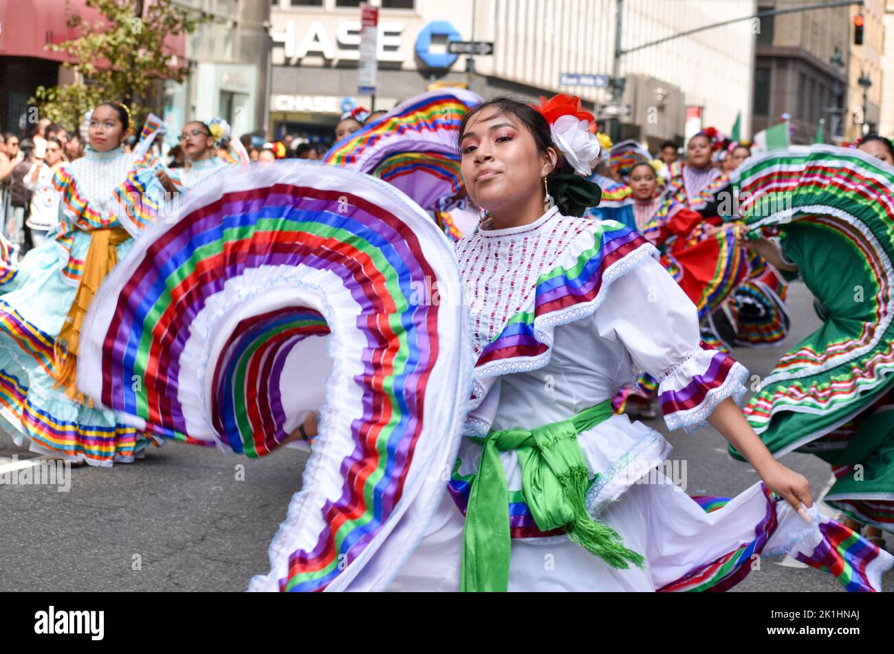 New York, New York, États-Unis. 18th septembre 2022. Les participants effectuent des danses folkloriques traditionnelles le long de Madison Avenue, à New York, lors de la parade de la fête mexicaine. (Credit image: © Ryan Rahman/Pacific Press via ZUMA Press Wire) Credit: ZUMA Press, Inc./Alamy Live News Banque D'Images