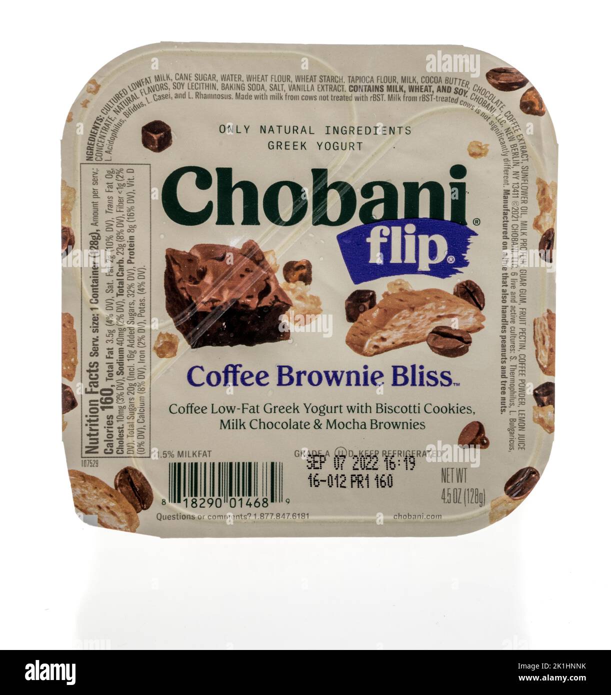Winneconne, WI - 18 septembre 2022 : un paquet de Chobani Flip café brownie Bliss grec yaourt sur un fond isolé. Banque D'Images