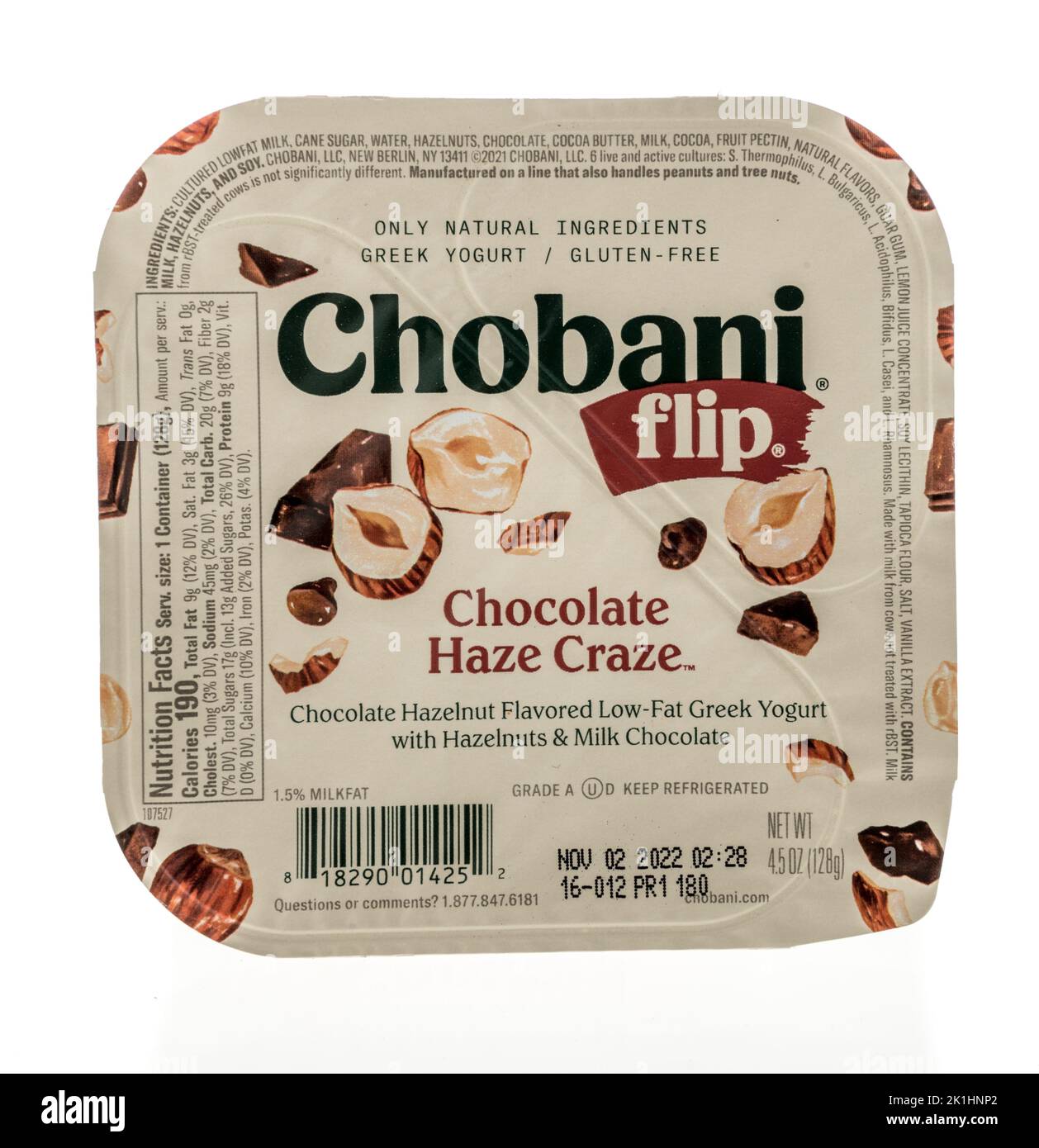 Winneconne, WISCONSIN - 18 septembre 2022 : un paquet de chocolat noir Chobani, de brumes, de yaourts grecs sur fond isolé. Banque D'Images