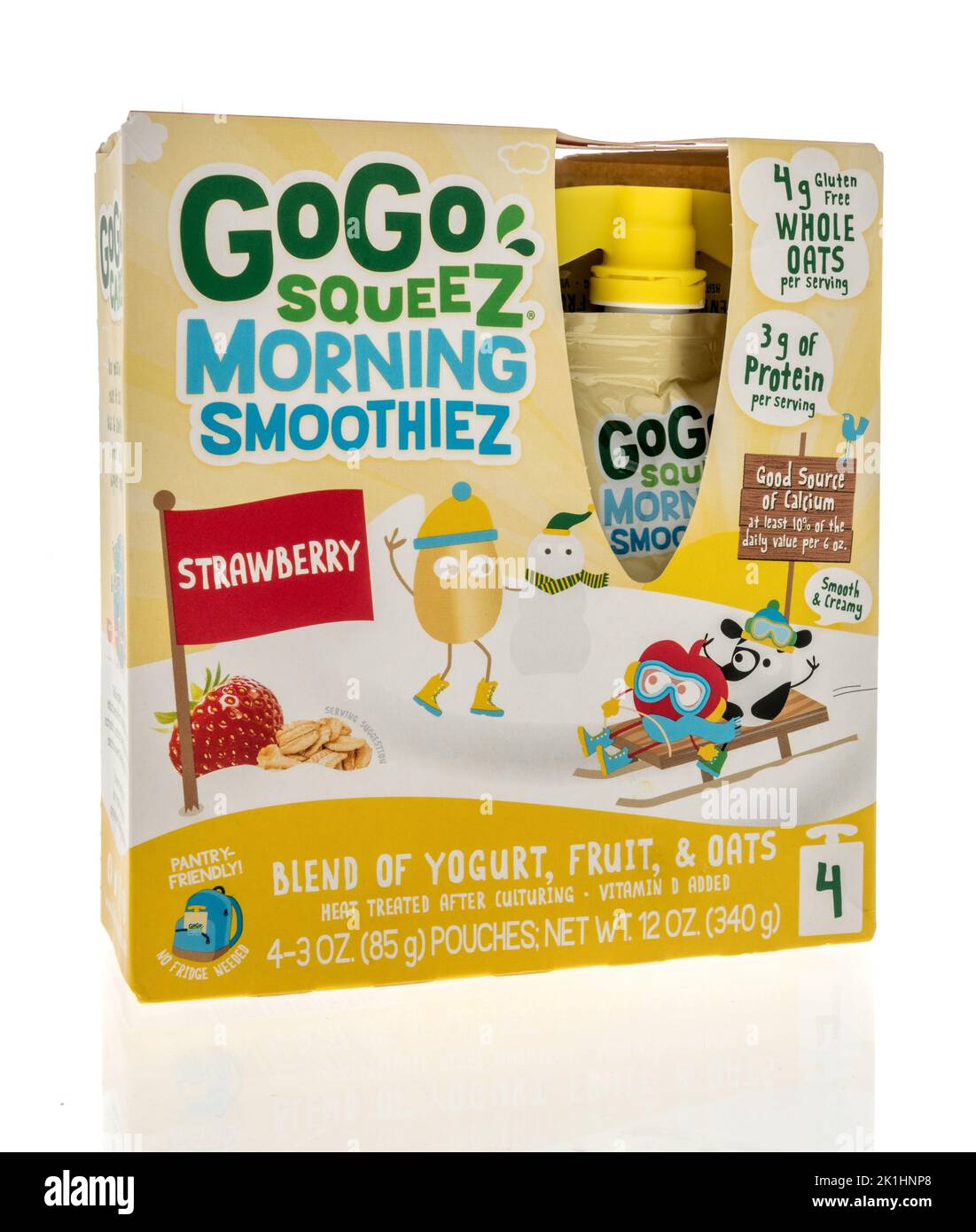 Winneconne, WI - 11 septembre 2022: Un paquet de gogo squez le matin smoothiez mélange de yaourt, de fruits et d'avoine sur un fond isolé. Banque D'Images