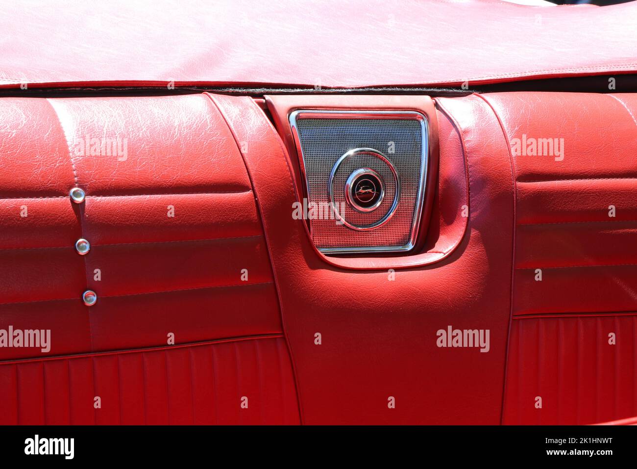 Monterey, Californie, États-Unis - 20 août 2022 : magnifique intérieur en cuir rouge (siège arrière) d'une Impala classique de Chevrolet restaurée. Banque D'Images