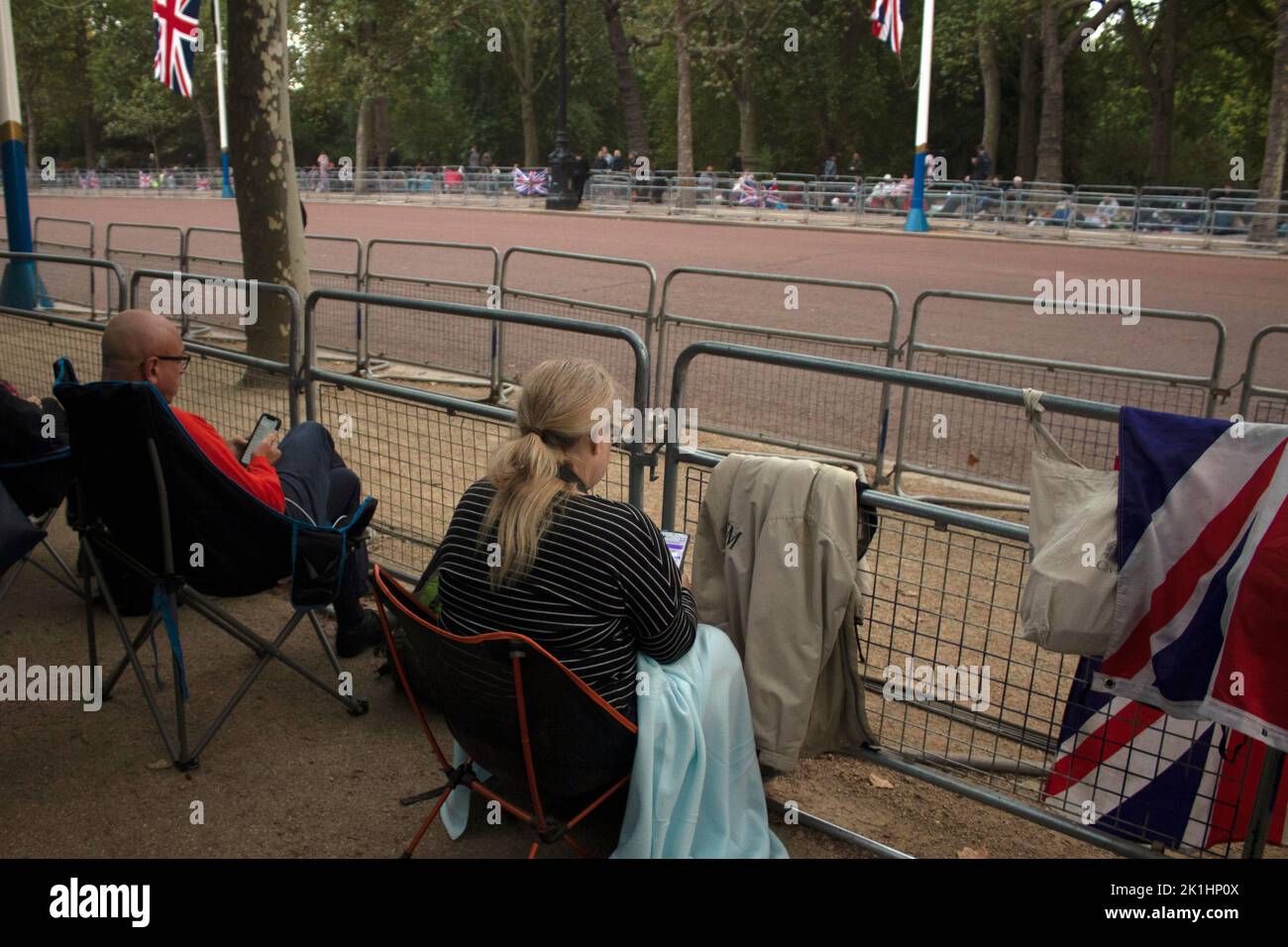 Les gens ont campé le long du Mall la nuit avant les funérailles de la Reine, 18 septembre 2022 Londres Royaume-Uni Banque D'Images