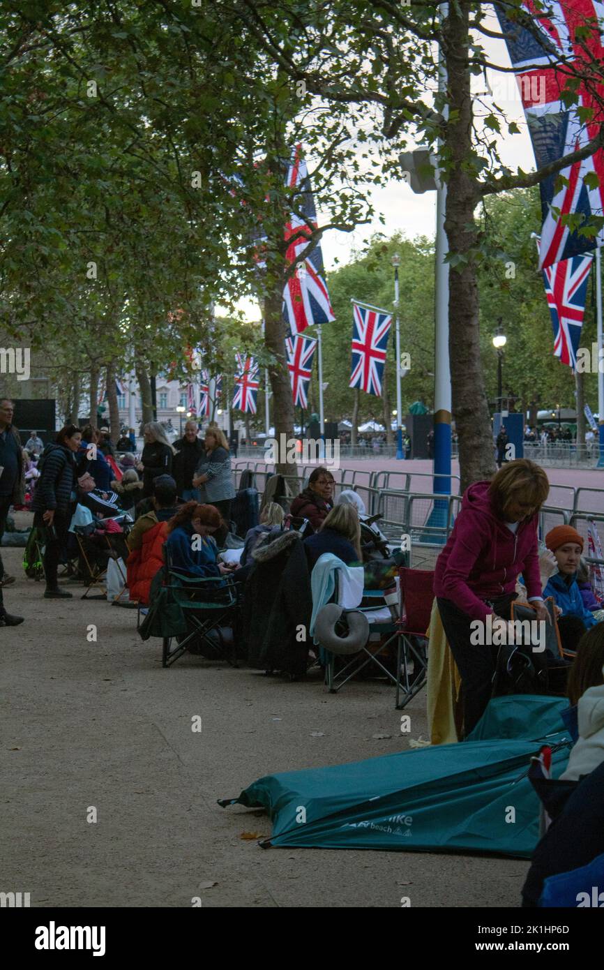 Les gens ont campé le long du Mall la nuit avant les funérailles de la Reine, 18 septembre 2022 Londres Royaume-Uni Banque D'Images