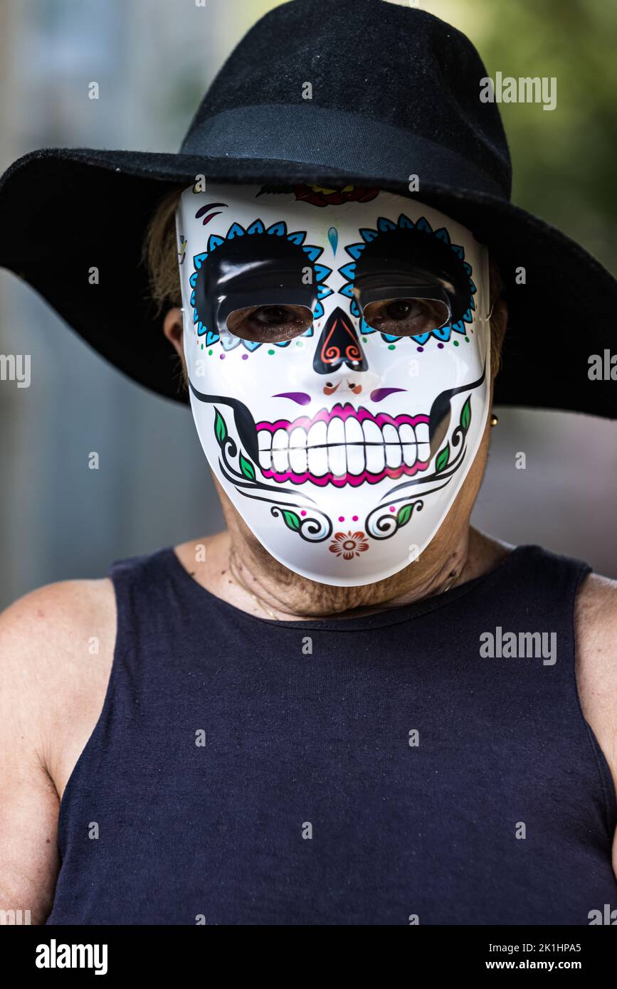 Portrait d'une dame âgée avec un masque et un chapeau catrina ...