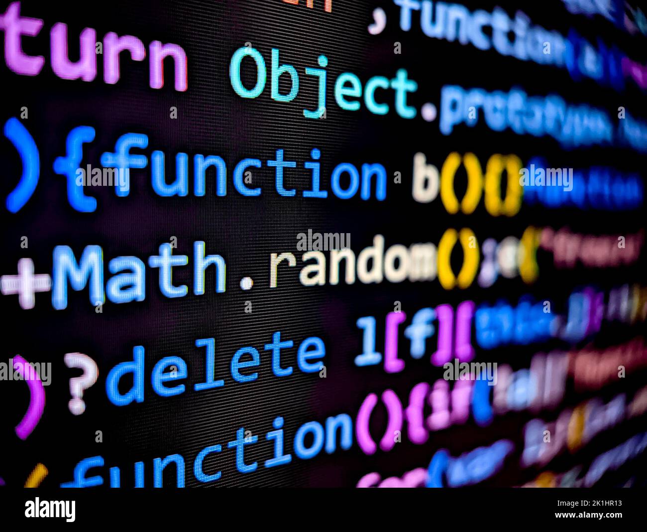 Gros plan du code logiciel de l'ordinateur sur un écran numérique avec des caractères colorés affichés en mode sombre sur fond noir Banque D'Images