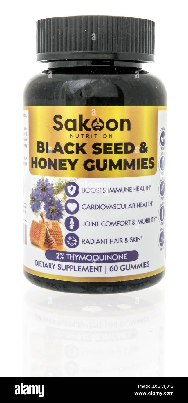 Winneconne, WI - 6 août 2022 : une bouteille de Sakeon de graines noires et de miel de suppléments de gommies sur un fond isolé. Banque D'Images