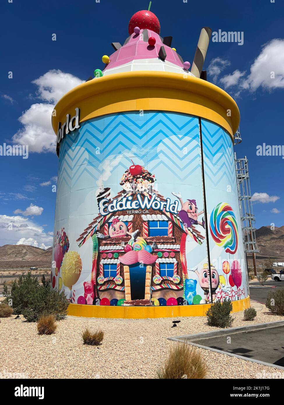 Yermo, Nevada 9-12-2022 vues sur le panneau Eddie World et la tour d'eau Banque D'Images