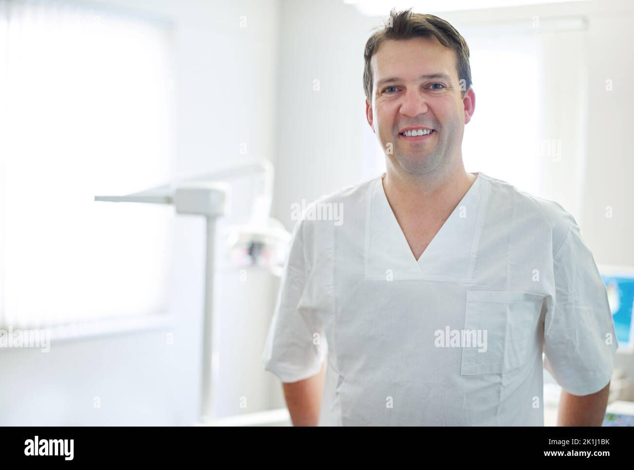 Votre dentiste amical. Portrait d'un dentiste debout près de l'équipement dentaire dans son bureau Banque D'Images