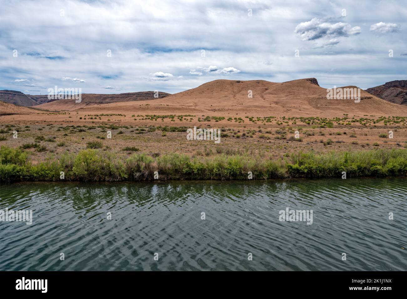 Les buttes de sable s'élèvent derrière la rivière Owyhee, dans le sud-ouest de l'Oregon, aux États-Unis Banque D'Images