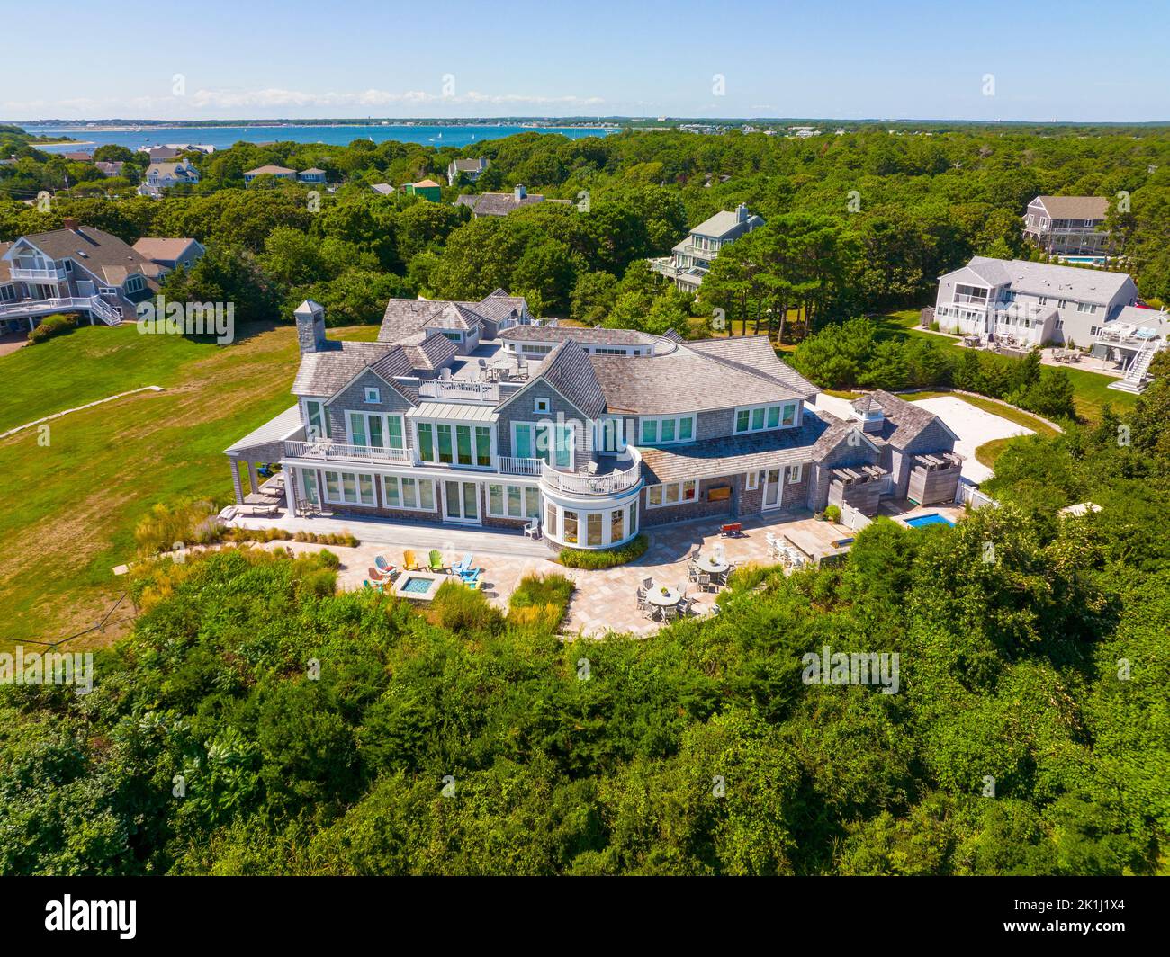 Maison historique en bord de mer vue aérienne à Seagull Beach en été à West Yarmouth, Cape Cod, Massachusetts ma, États-Unis. Banque D'Images