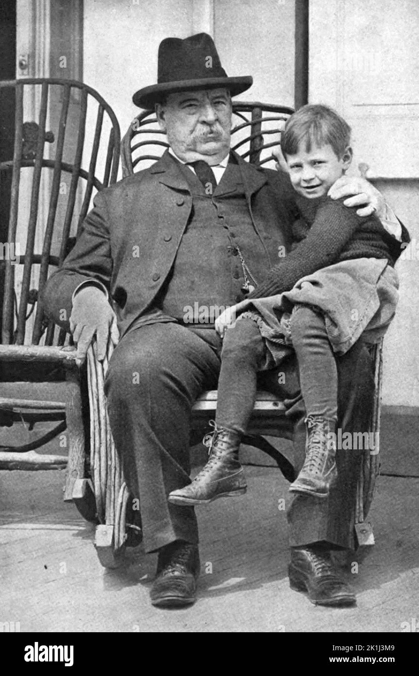 Portrait du président américain Grover Cleveland, qui était président de 22nd et 24th (et il est le seul à avoir remporté deux mandats non consécutifs). Il est vu ici avec son fils Richard. Richard est né en 1897, donc cette photo est d'environ 1901-1902 (le garçon semble avoir 4-5 ans) et Cleveland serait d'environ 64-65 ans. Banque D'Images