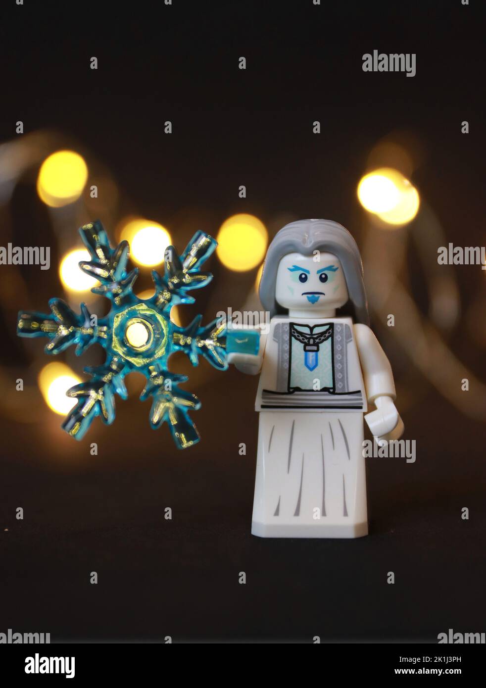 Un jouet Snow king figure tenant le flocon de neige contre un fond de bokeh Banque D'Images